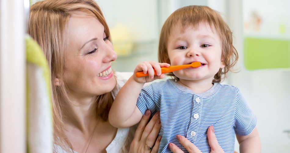 Как деликатно приучить ребенка чистить зубы